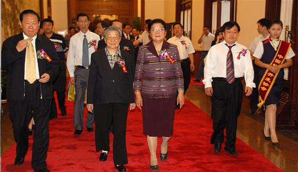 全國政協副主席錢正英（左一）、十五屆中央委員顧秀蓮（左三）、國務院扶貧主任，政協常委胡富國（左一）、北方汽車專修學校曹振峰董事長（右一）在人民大會堂共同出席北方學校七千萬扶貧工程